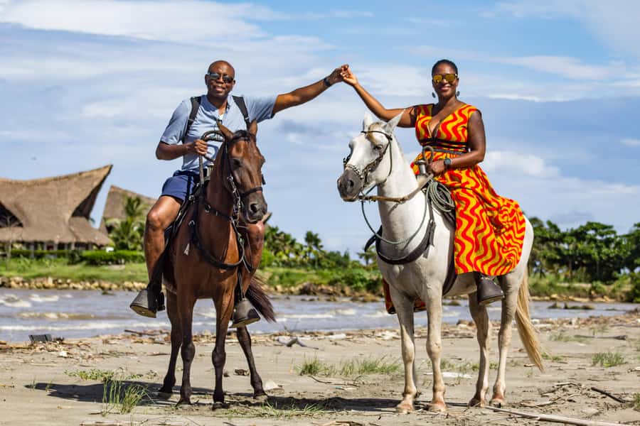 HORSE TOUR IN CARTAGENA BEACH - Meeting the horses and matching the pace