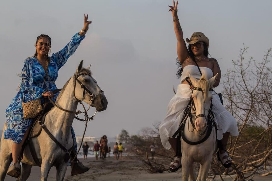 HORSE TOUR IN CARTAGENA BEACH - Photos, drinks, and the short break