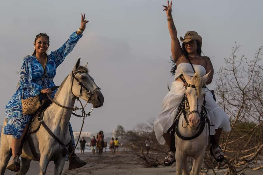 HORSE TOUR IN CARTAGENA BEACH - Who will enjoy this ride most?