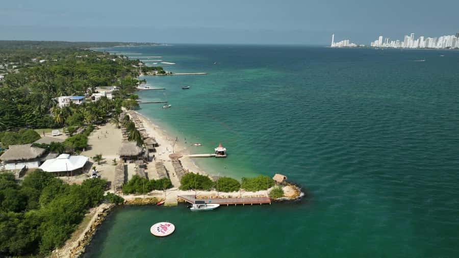 Isla Tierra Bomba beach club: Day Pass with typical food - Leaving Cartagena from Bodeguita Dock