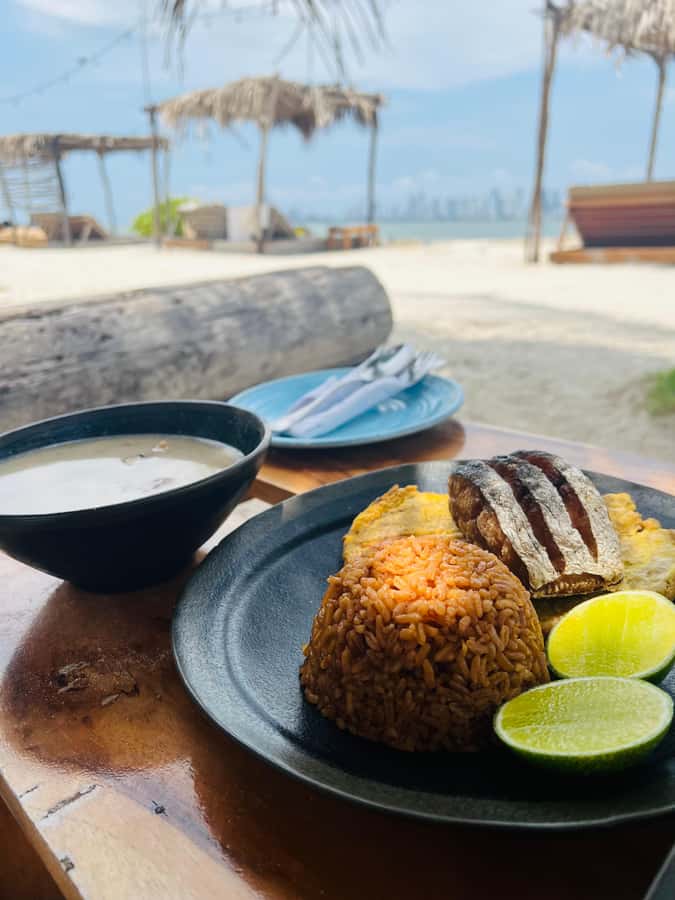 Isla Tierra Bomba beach club: Day Pass with typical food - The day’s rhythm and its limits