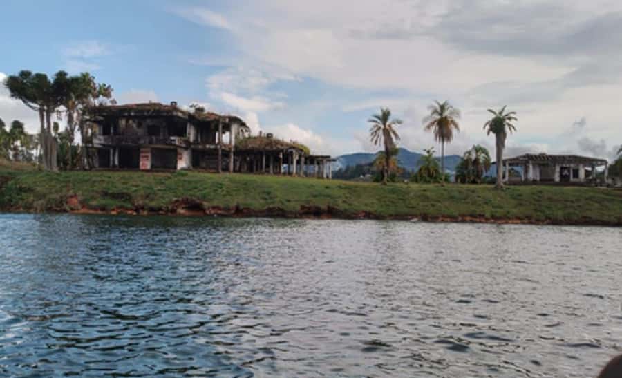 Luxury boat ride - Guatapé - A one-hour route with 14 historic places