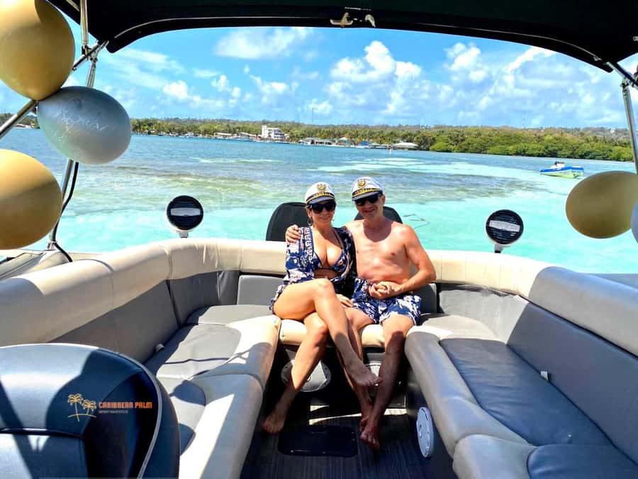 Luxury private tour boat 6 in 1 - Leaving the Police Dock