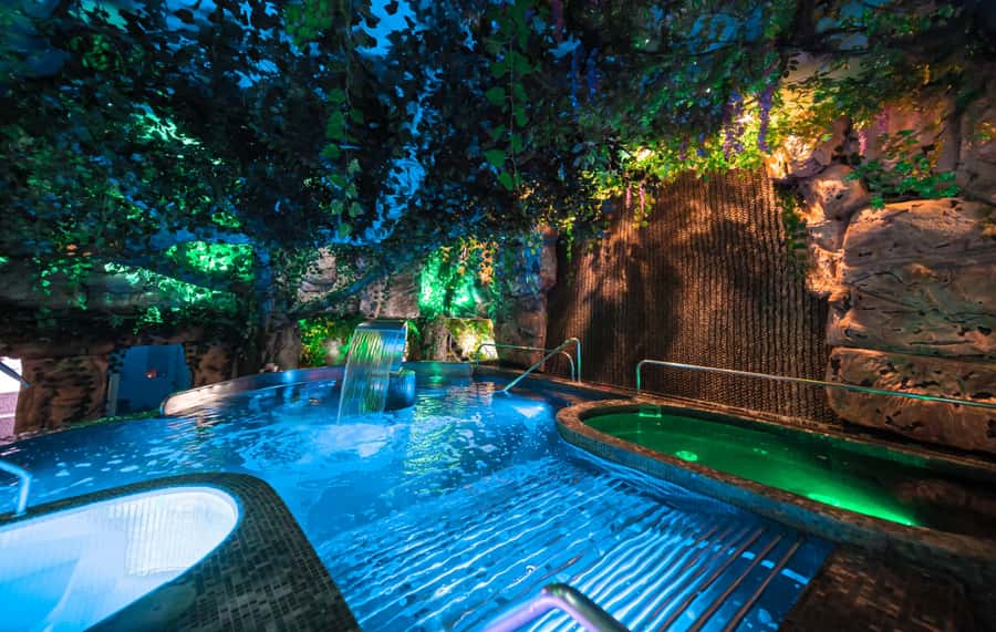 MedelIín: Full Body Massage and Water Therapy Experience - Starting with water therapy pools