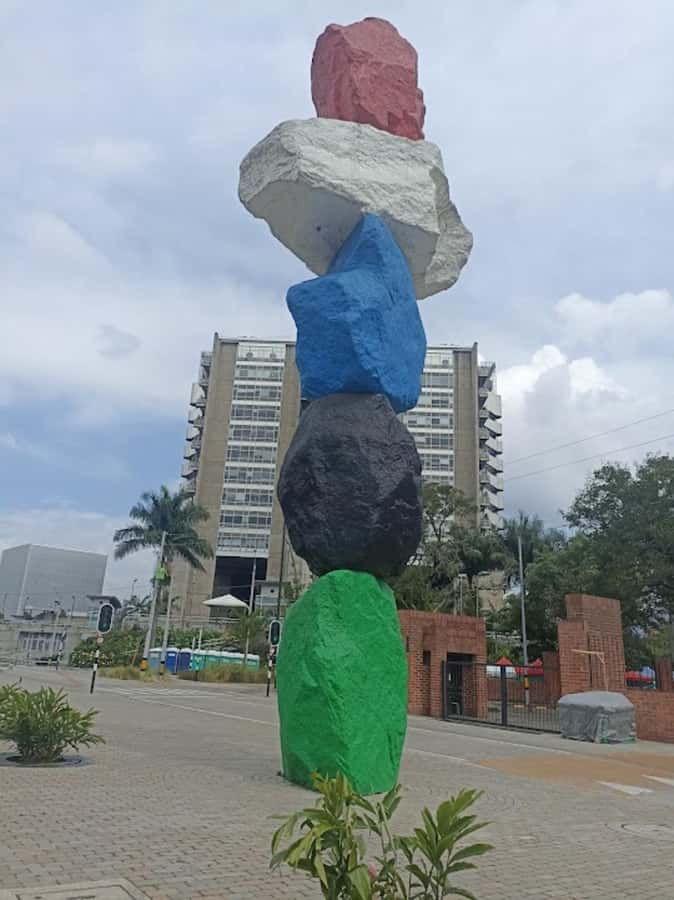 MEDELLIN: CITY TOUR MEDELLIN + GRAFFITOUR COMUNA 13 - Barefoot Park and River Parks