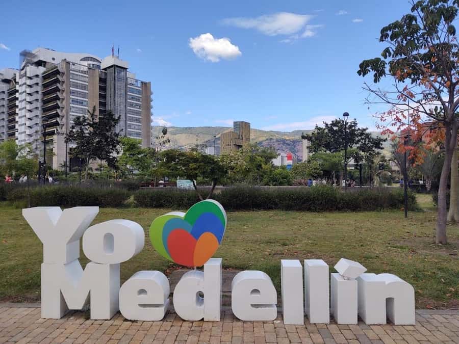 MEDELLIN: CITY TOUR MEDELLIN + GRAFFITOUR COMUNA 13 - Entering Comuna 13 through art and escalators