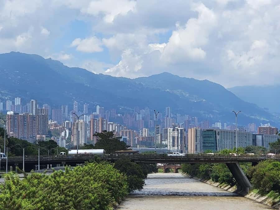MEDELLIN: CITY TOUR MEDELLIN + GRAFFITOUR COMUNA 13 - The four-hour promise and the real schedule