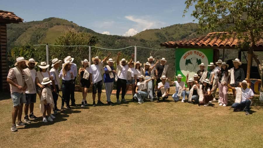 Medellin: Coffee and fruit tour - From Medellín streets to Ebejico farm country