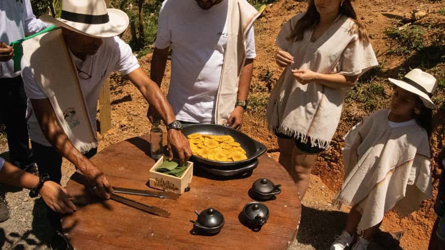 Medellin: Coffee and fruit tour - Five stations that connect crops, customs, and food