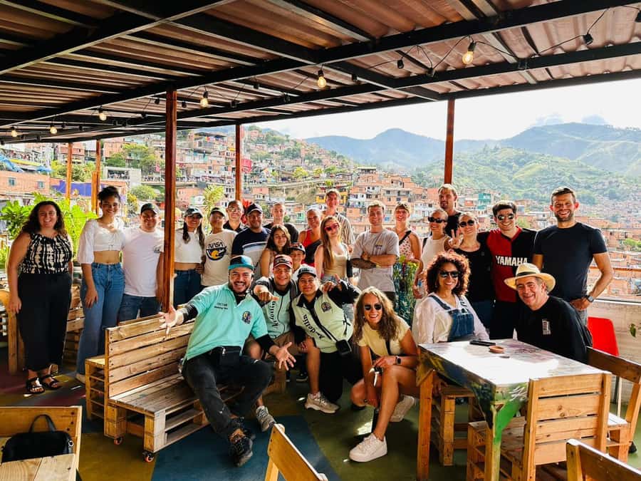 Medellín: Comuna 13 and Graffiti Guided Tour with a Local - Why a local guide changes Comuna 13