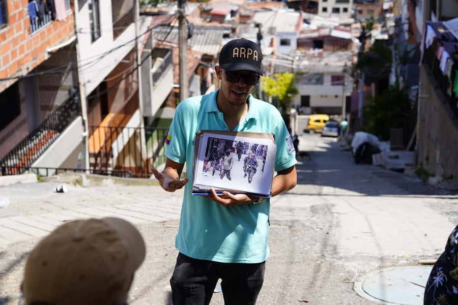 Medellín: Comuna 13 and Graffiti Guided Tour with a Local - Dance, music, and the energy of the streets