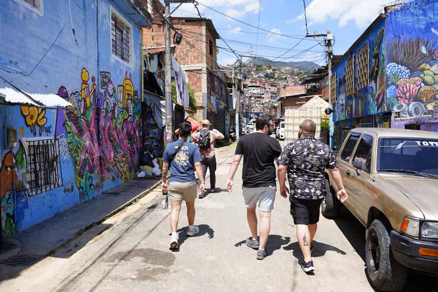 Medellín: Comuna 13 and Graffiti Guided Tour with a Local - Timing your three hours in Comuna 13