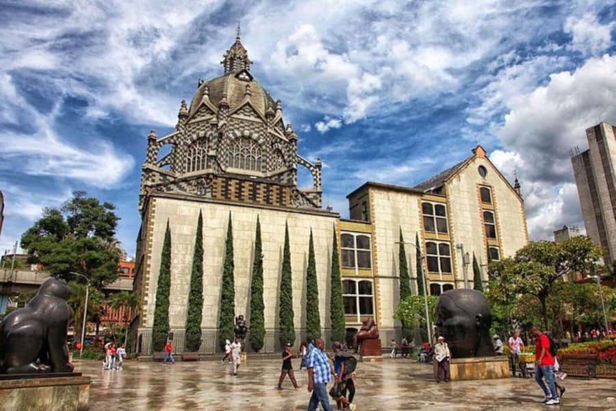 Medellín: Comuna 13, Cable Cars and Botero Statues Tour - Key points at a glance