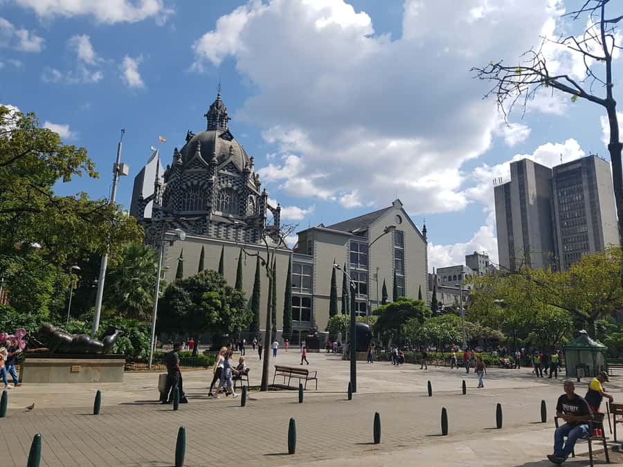 Medellín: Comuna 13, Cable Cars and Botero Statues Tour - How the private format changes the day