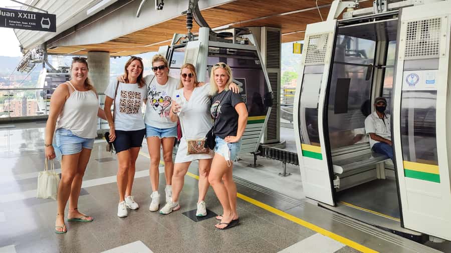Medellin: Comuna 13 Graffiti Tour, Cable Car & Street Food - The rooftop drink and the best city view