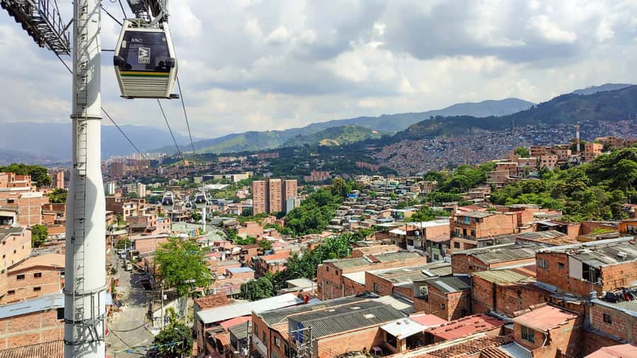 Medellin: Comuna 13 Graffiti Tour, Cable Car & Street Food - What the $18 price really covers