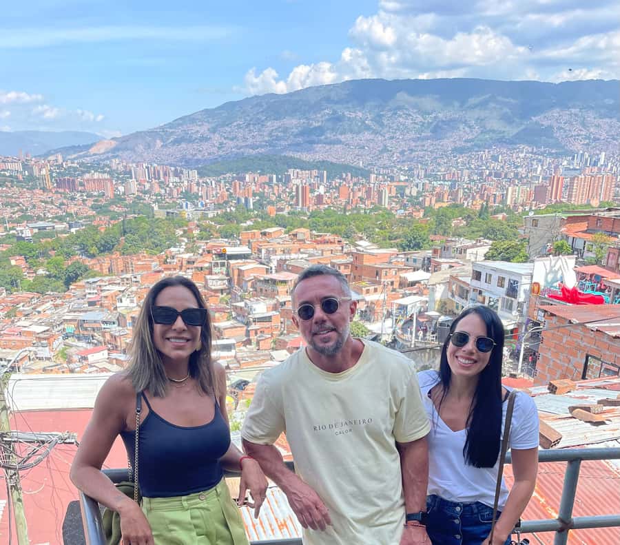 Medellín: Comuna 13 (Graffitour) Discover the Transformation - Linea 4: dance, movement, and neighborhood energy