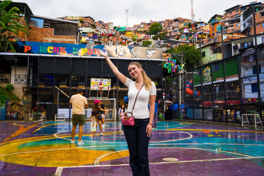 Medellín: Comuna 13 Tour with Snacks And Your Own Graffiti - Why Comuna 13 needs a local guide