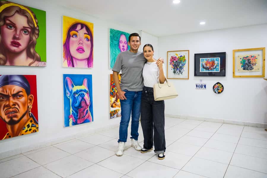 Medellín: Comuna 13 Tour with Snacks And Your Own Graffiti - The escalators and the story of change