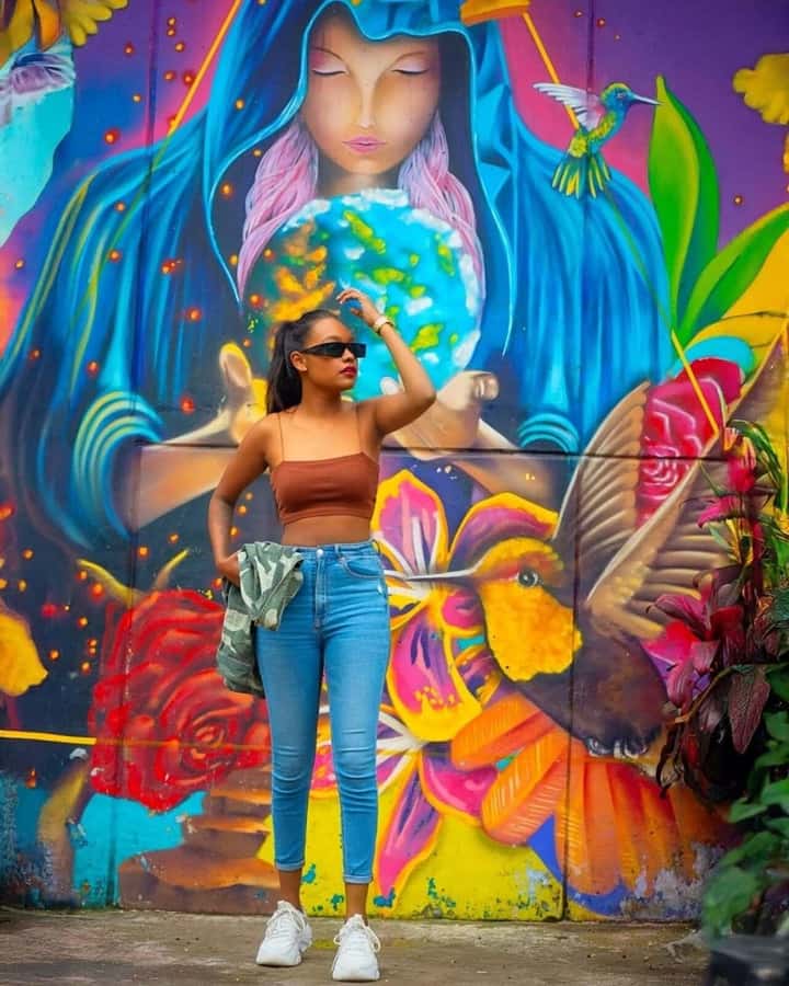 Medellín: Comuna 13 Tour with Snacks And Your Own Graffiti - Viewpoints for photos and a closer look at the city