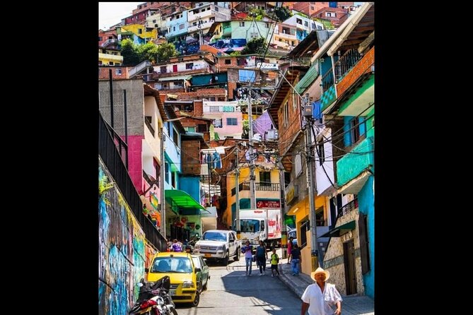 Medellín: Comuna 13 Tour with Spray Painting and ice cream - Comuna 13 is more than a mural stop