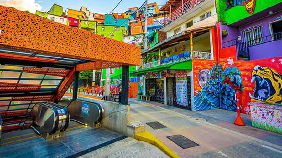 Medellin: Graffiti Tour Comuna 13 - The first walk through Comuna 13