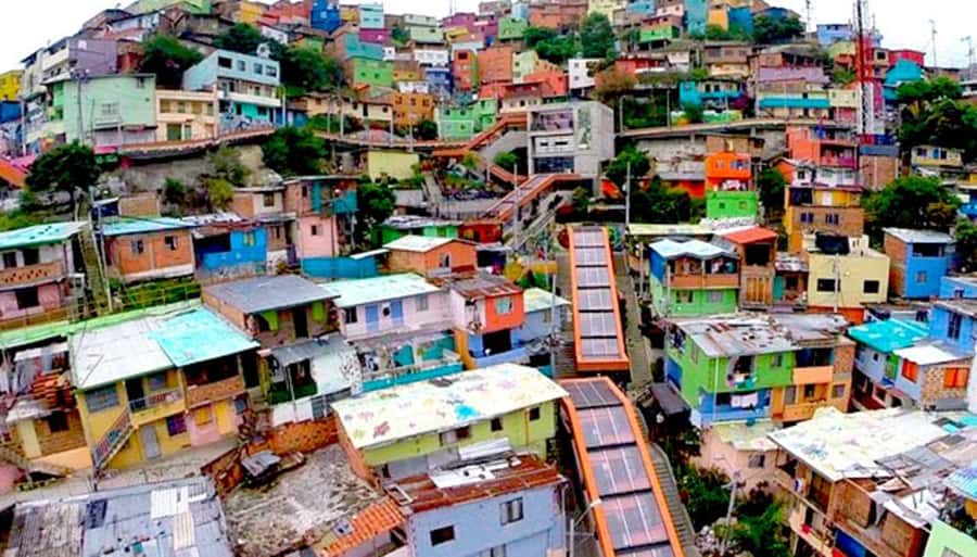 Medellin: Graffiti Tour Comuna 13 - From your hotel to Comuna 13 in an SUV