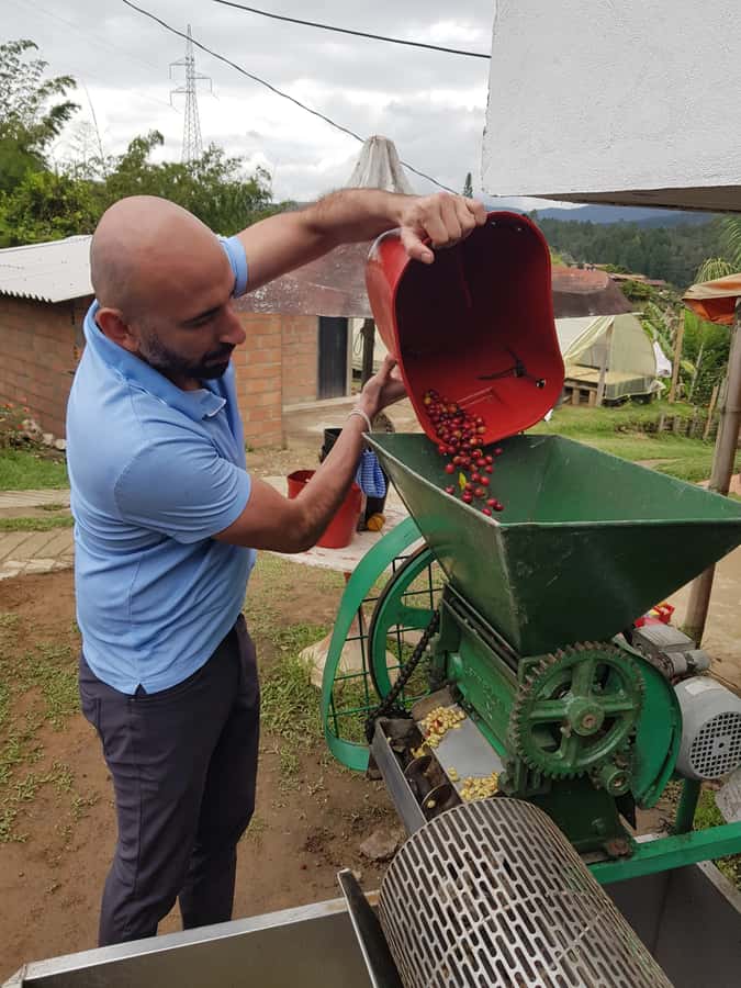 Medellin: Guatape, El Peñol Coffee Farm Private Tour & Fruit - Guatapé walking tour: color, stories, and time to look around