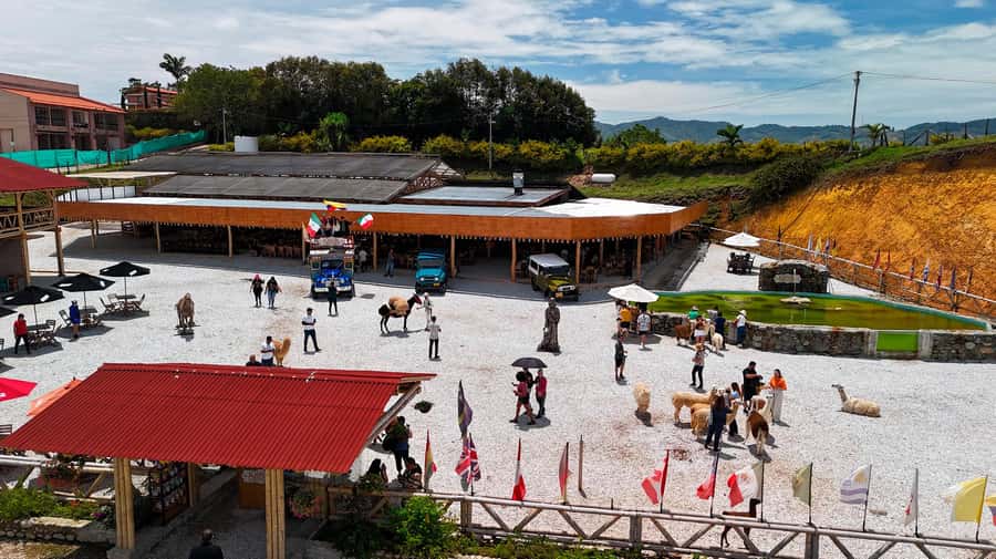 Medellín: Guatapé Private Tour with Helicopter & Boat Ride - Climbing La Piedra, one stair at a time