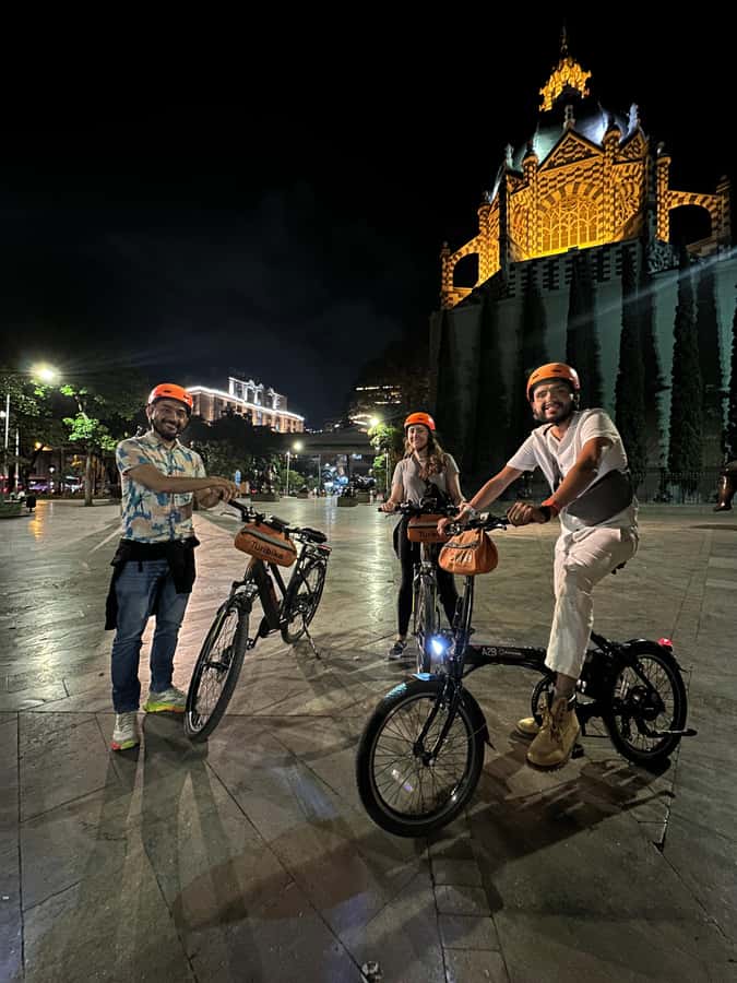 Medellín: History & Local Life Essentials Tour on an E-Bike - Plaza Mayor and the final ride through Parques del Río