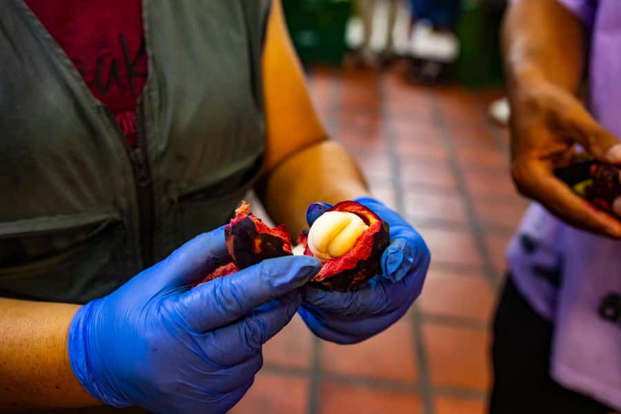 Medellín Multi-sensory Tour in the market, +15 Exotic Fruits - The second 30 minutes: traders turn a tasting into a conversation