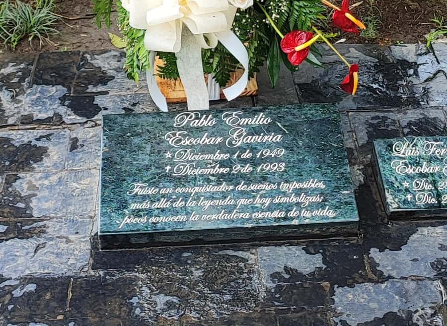 Medellín: Pablo Escobar Historical Tour Complete Experience - Parque de la Inflexión and the memory of Monaco