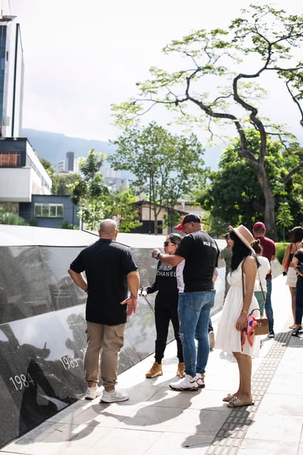 Medellín: Pablo Escobar Tour incl. museum & transportation - Casa Museo Pablo Escobar and its bullet-damaged collection