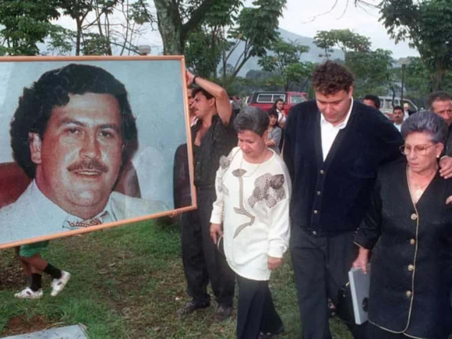 Medellín: Pablo Escobar Tour with beer included - Inflexión Park and the former Monaco building