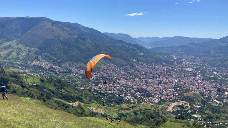 Medellín Paragliding - Go Pro Included - Registration, instructions, and meeting the pilot