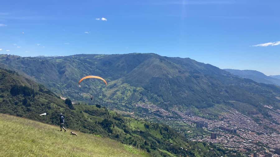 Medellín Paragliding - Go Pro Included - The 15-minute flight over Medellín