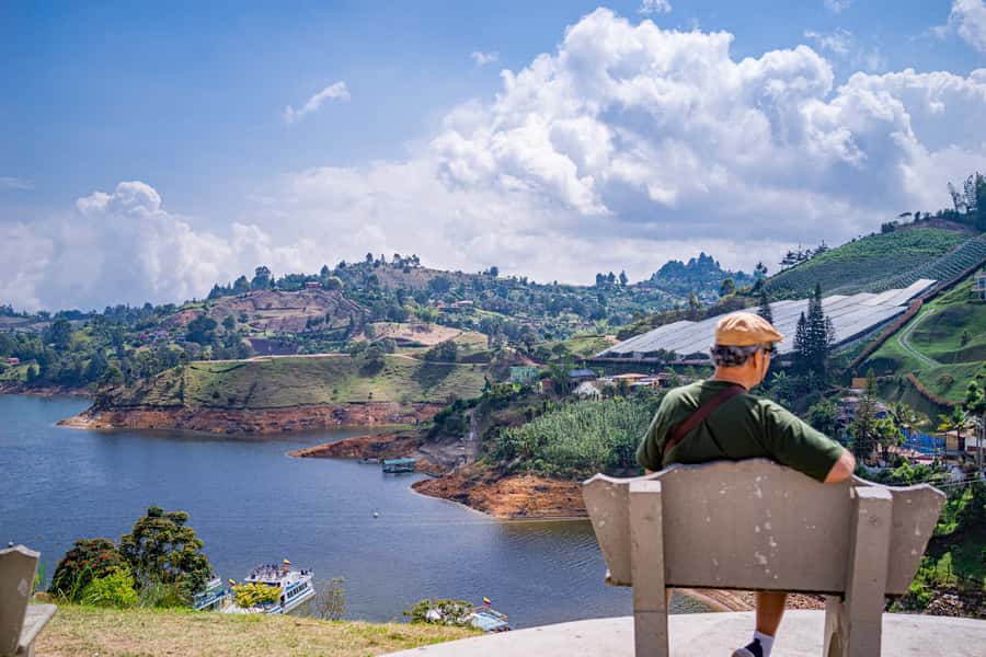 Medellín: Private Guatapé Tour w/ Breakfast, Lunch & Cruise - Breakfast, lunch, and local food stops