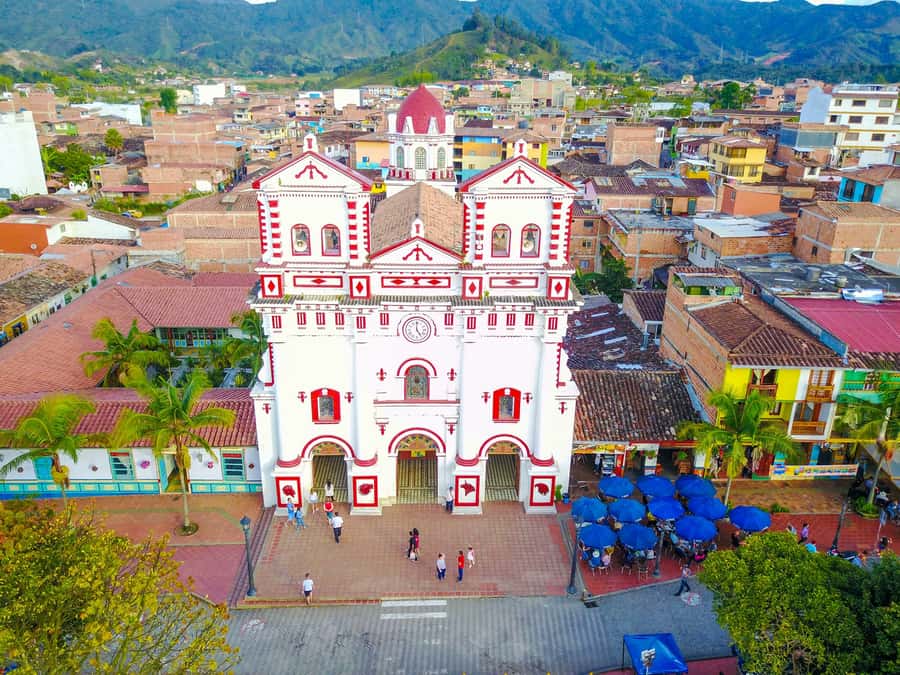 Medellín: Private Guatapé Tour w/ Breakfast, Lunch & Cruise - The drive east from Medellín