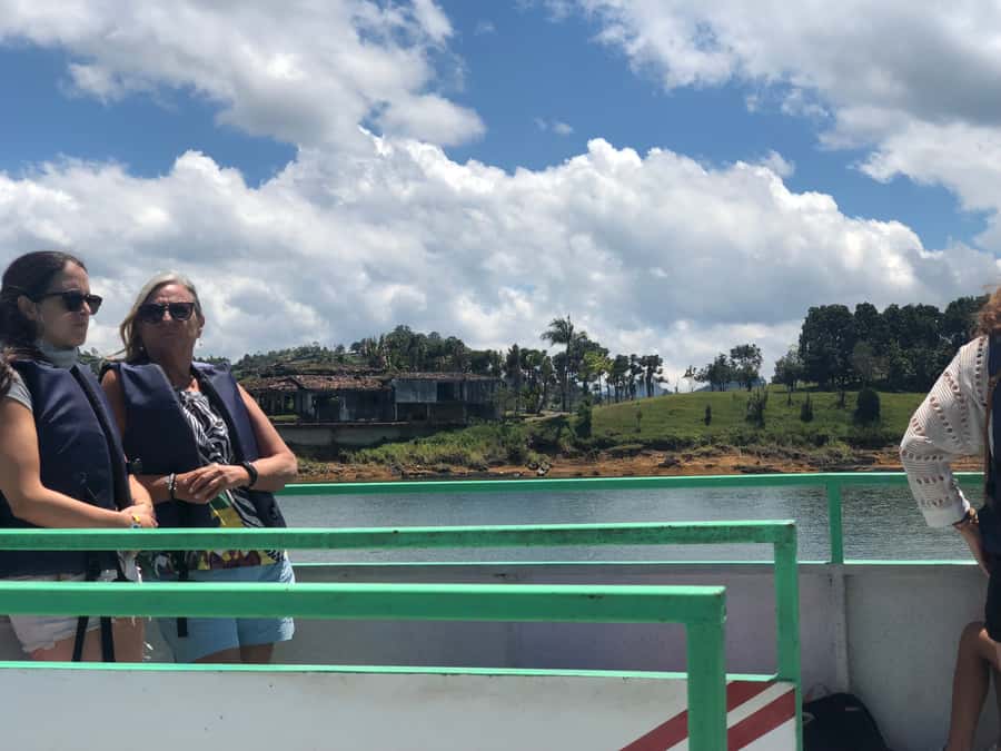 Medellín: Private Guatapé with Peñol Tickets and Boat Ride - The long road from Medellín to Guatapé