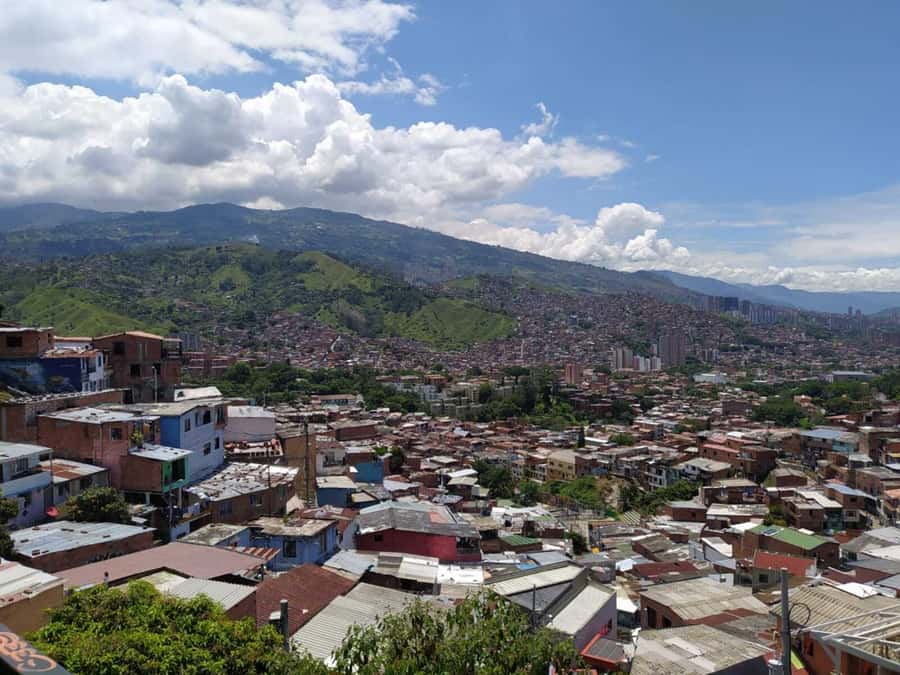 Medellín: Private Pablo Escobar and Comuna 13 Tour - Spending two hours in Comuna 13