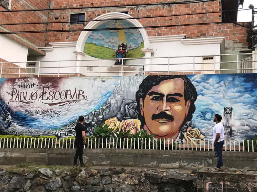 Medellín: Private Pablo Escobar Tour with Cable Car Ride - Montesacro Cemetery and the Escobar burial site