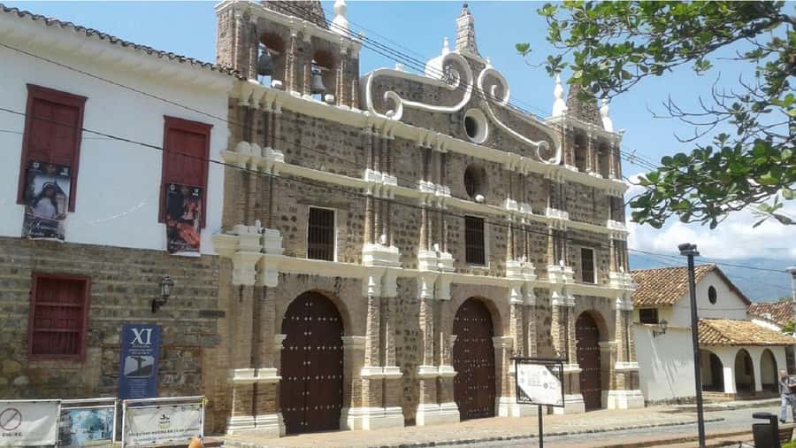 Medellin: Santa Fe de Antioquia Guided Day Trip - Walking into Santa Fe’s colonial center