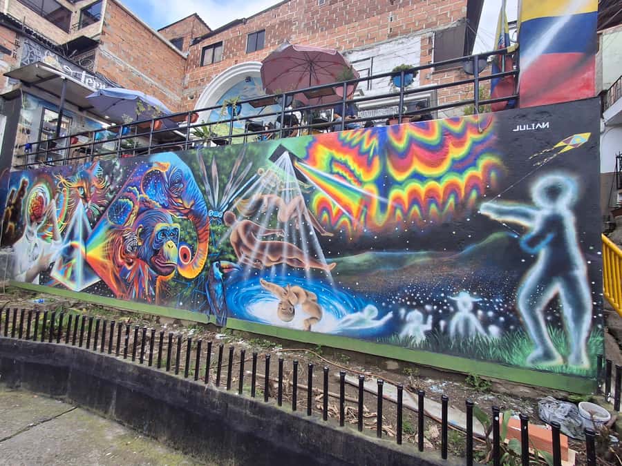 Medellin: Tour Pablo Escobar y Comuna 13 Privado - Who should book this tour