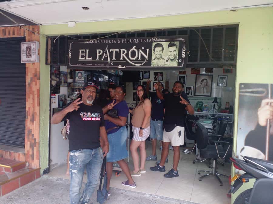 Medellin: Tour Pablo Escobar y Comuna 13 Privado - The guide’s role in a difficult subject