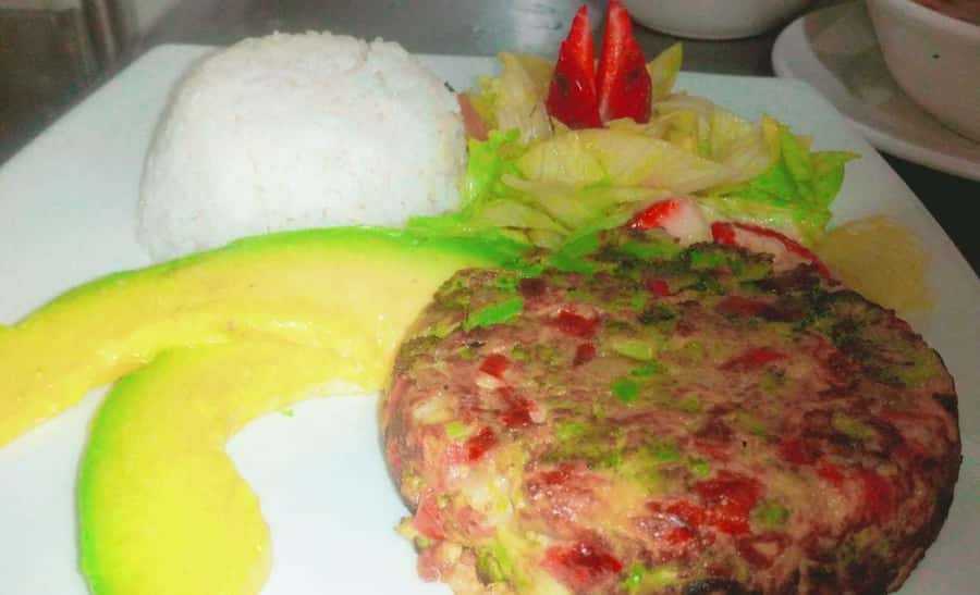 Medellin: Traditional Food Tour - Language, guide quality, and what to expect