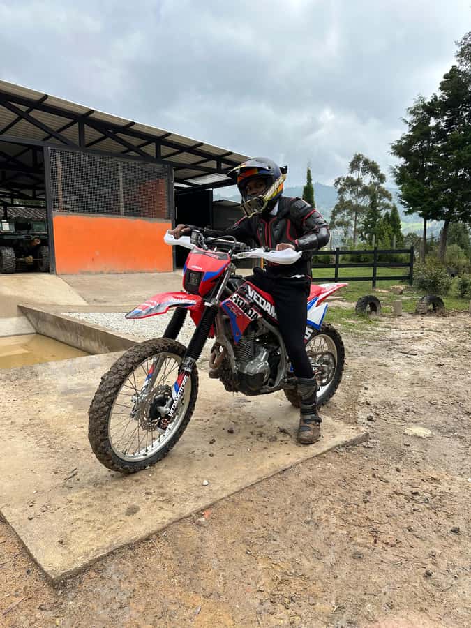 Off-road motorcycle adventure through the Medellín mountains - What the guide and mechanic support mean on rough ground