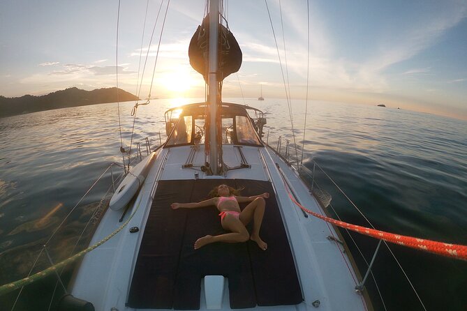 One amazing day in a private recent sailing boat in the Tayrona Park. The best sail trip from Santa Marta! - Meeting Thierry and Amy-Esther at the marina