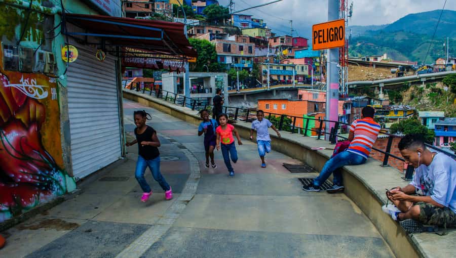 pablo, comuna 13 & cable car express tour - Comuna 13 and the story behind the color
