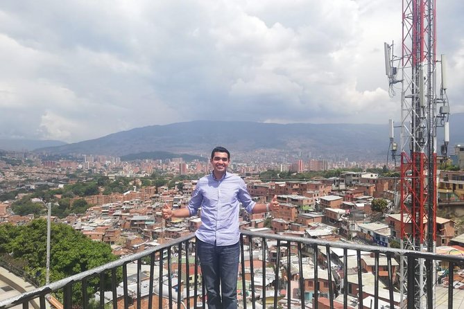 Pablo Escobar tour and comuna 13 - A private car makes the route easier