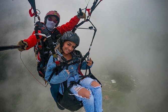 Paragliding flight in Medellin with expert pilots - Flying above Medellín from Bello